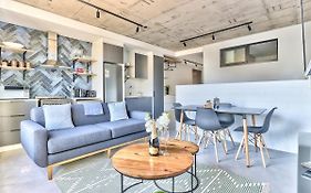 Chic Coastal Couple'S Escape